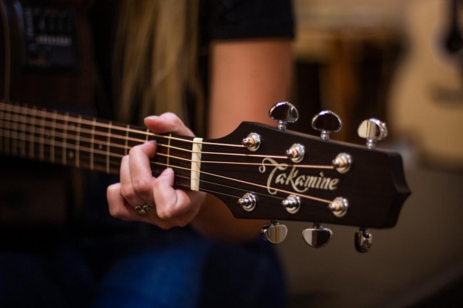 nhung-nguoi-nghe-nhan-tai-takamine-guitar