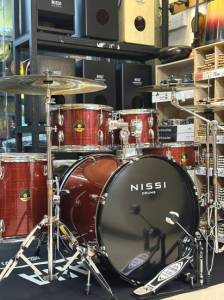 *NISSI DRUMS FULL SET. Màu Đỏ Sọc, Ấm áp sang trọng.  *5 trống 10”12”14”16”22” - 5 hardware - 4 cymbal 14”14”16”20” *Dùng học tập hay làm show đều tốt ạ!